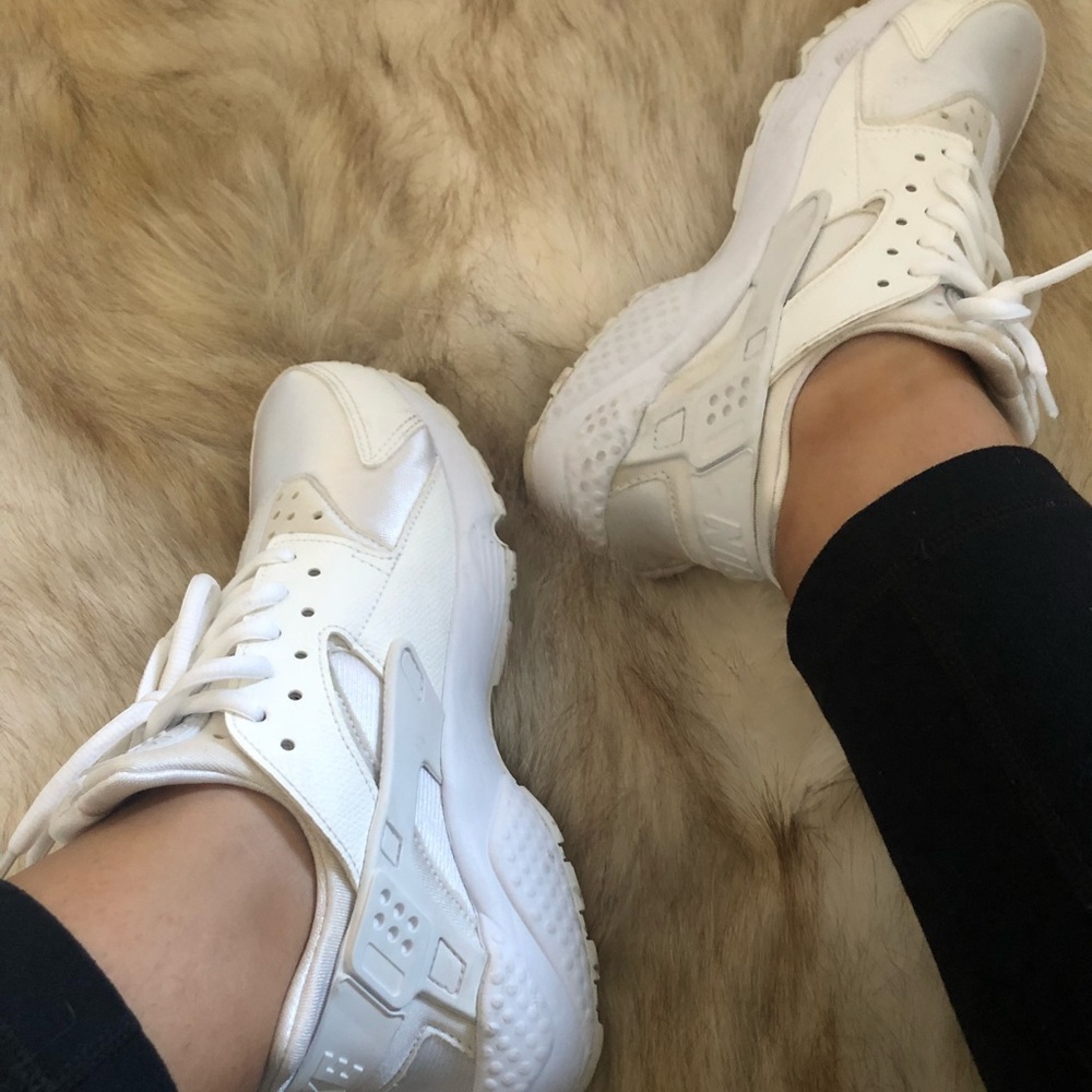 White nike huaraches